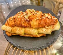 Круассан с медом, яблоками и корицей