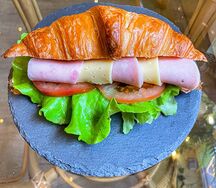 Круассан с ветчиной и сыром