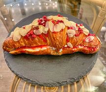 Круассан с клубникой и крем-чизом