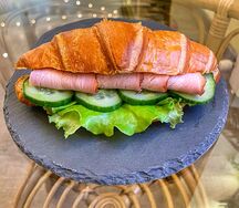 Круассан с карбонатом и огурцом