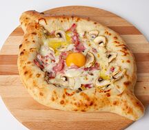 Хачапури по-аджарски с ветчиной и грибами