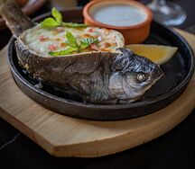 Форель, фаршированная сыром и грецким орехом