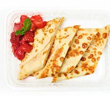 Блин с клубникой