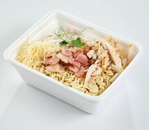 Лапша быстрого приготовления с курицей, сыром и беконом