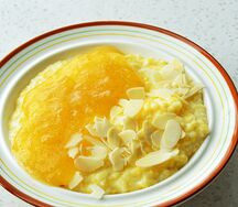 Каша кукурузная с джемом и орешками