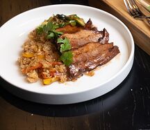 Свинина Сагаэ с рисом и овощами 