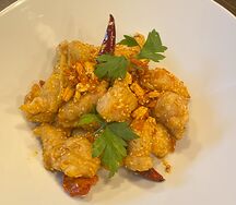 Мясо в крахмале с арахисом и перцем чили