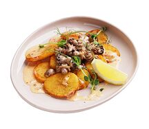 Осьминожки в сливочном соусе с картофельными слайсами