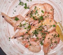 Жареные королевские креветки с чесноком