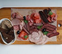 Ассорти из мясных деликатесов