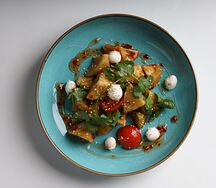 Салат с хрустящим баклажаном и сливочным сыром