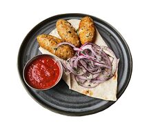 Куриные кебабы с лавашом и красным соусом