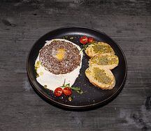 Тартар из говядины со сливочным соусом и пармезаном