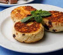 Сырники Далматинцы из рикотты с молочным шоколадом и овсяной мукой