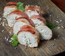 Рулет куриный с беконом и сливочным сыром