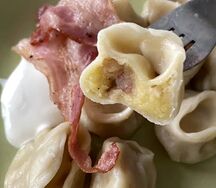 Вареники с мятым картофелем и беконом