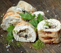 Рулет куриный с жареными шампиньонами