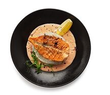 Стейк лосося с рисом и соусом мартини