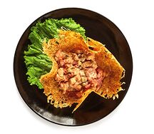 Мясной салат в сырной корзинке