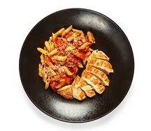 Пенне арабиата с куриной грудкой гриль