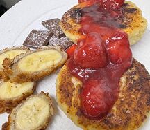 Сырники с клубничным конфи и бананом