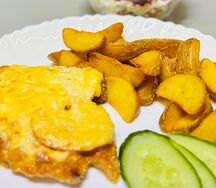 Куриная грудка с помидором под сыром с картофельными дольками