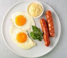 Глазунья с сосиской на гриле 