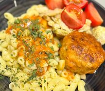 Макароны с подливой и ежиками 