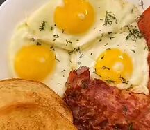 Глазунья с беконом