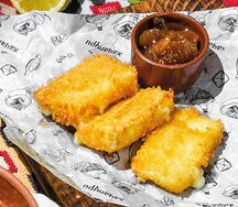 Жареный сыр с инжирным вареньем