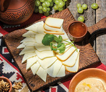 Тарелка любимых кавказских сыров