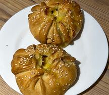 Самса с курицей, сыром и помидором