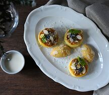 Сырники с соусом из жареного шоколада и голубикой
