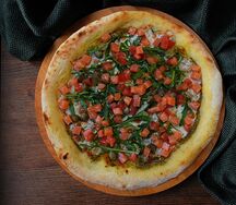 С лососем, каперсами и томатами