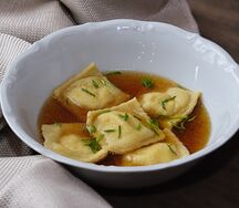 Куриный бульон с равиоли