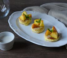 Сырники с персиками и соусом манго-дыня