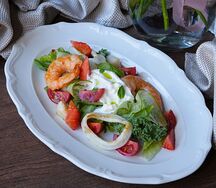 Салат с морепродуктами и клубникой