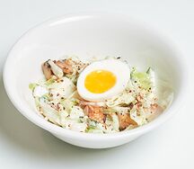 Салат с кальмаром и яйцом