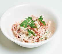 Салат грибной с курицей и овощами