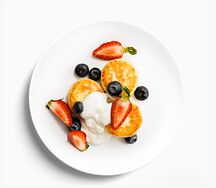 Сырники с голубикой и клубникой