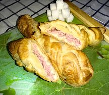 Слойка с ветчиной и сыром