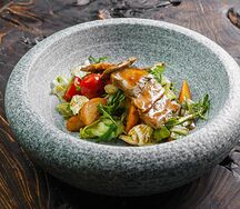 Теплый салат с уткой и соусом чилим
