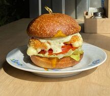 Сливочная булочка с сыром и томатами 