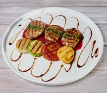 Индейка с вишневым соусом и овощами