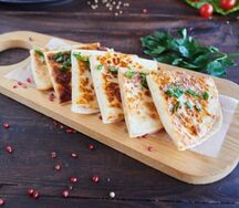 Кесадилья с сыром, ветчиной и сырным соусом