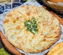 Хачапури по-гурийски с луком и яйцом