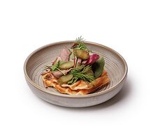Картофельные вафли с ростбифом и корнишонами