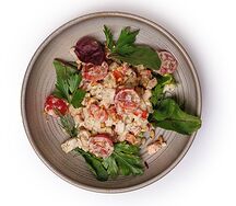 Салат с курицей и соусом тартар