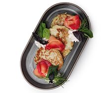 Оладьи из цукини с лососем и сливочным сыром