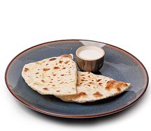 Кутабы с зеленью и соусом мацони 